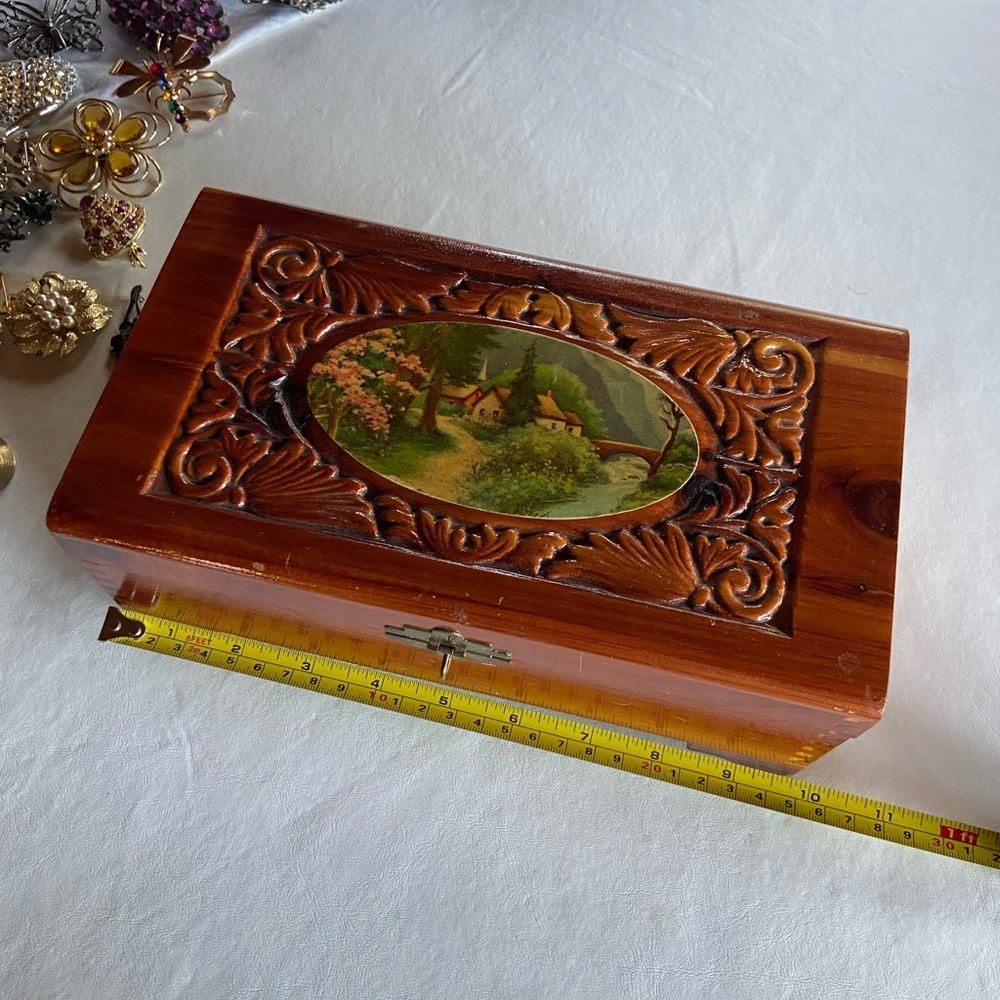 Vintage lot of 19 brooches and one handmade jewelry box - Picture 8 of 13